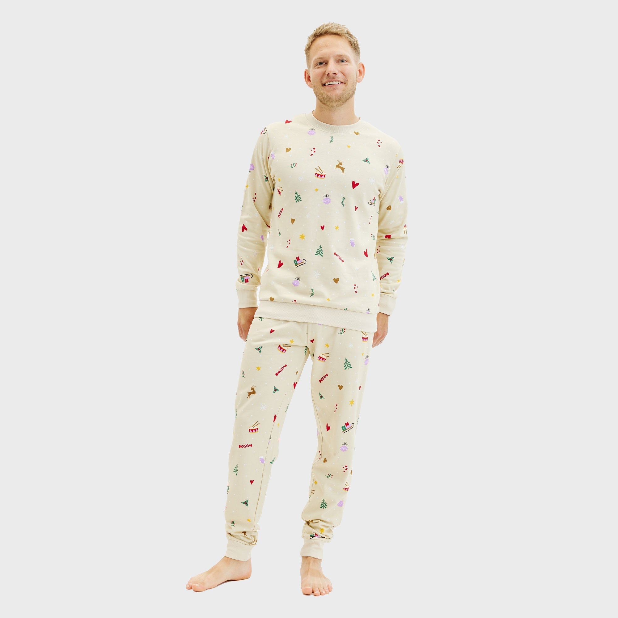 Beiger Weihnachtspyjama Herren mit buntem Weihnachtsmuster und Sweatset-Design.